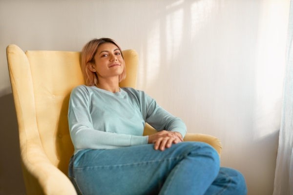 sillón reclinable; una chica sonriendo sentada en un sillón