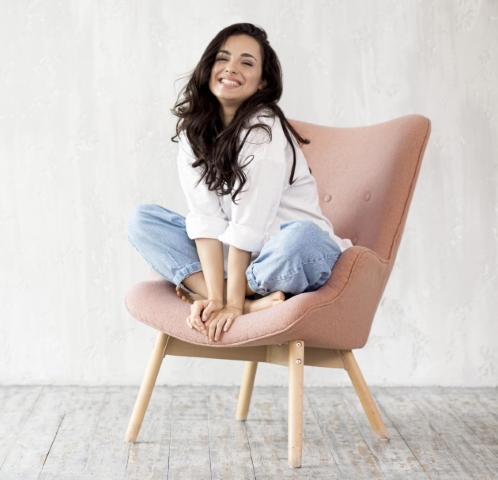 taburetes tapizados; una chica sonriendo en un taburete de color rosa