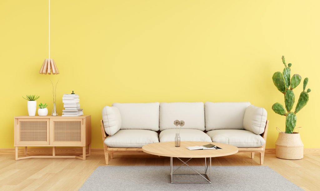 Sillones; un sillón de color crema con fondo amarillo 