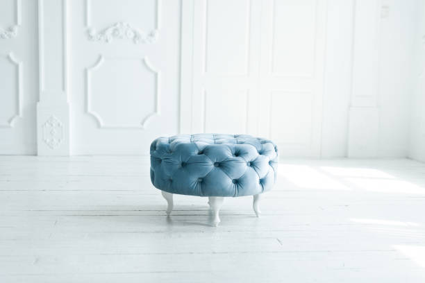 Taburete; un mueble de color azul claro con patas blancas